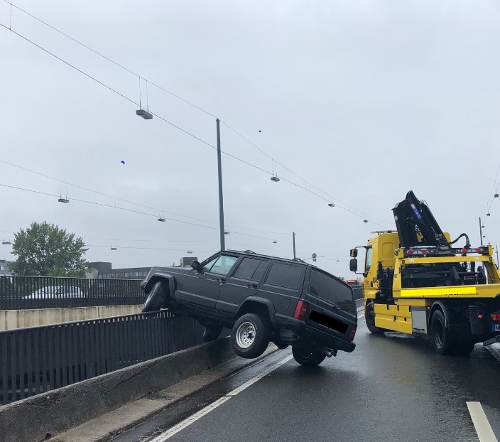 Düsseldorf: Pkw-Fahrer verliert Kontrolle über Fahrzeug und Abschleppfahrzeug