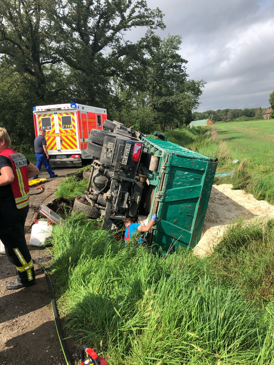 Tönisvorst: LKW kippt bei Unfall in einen Graben