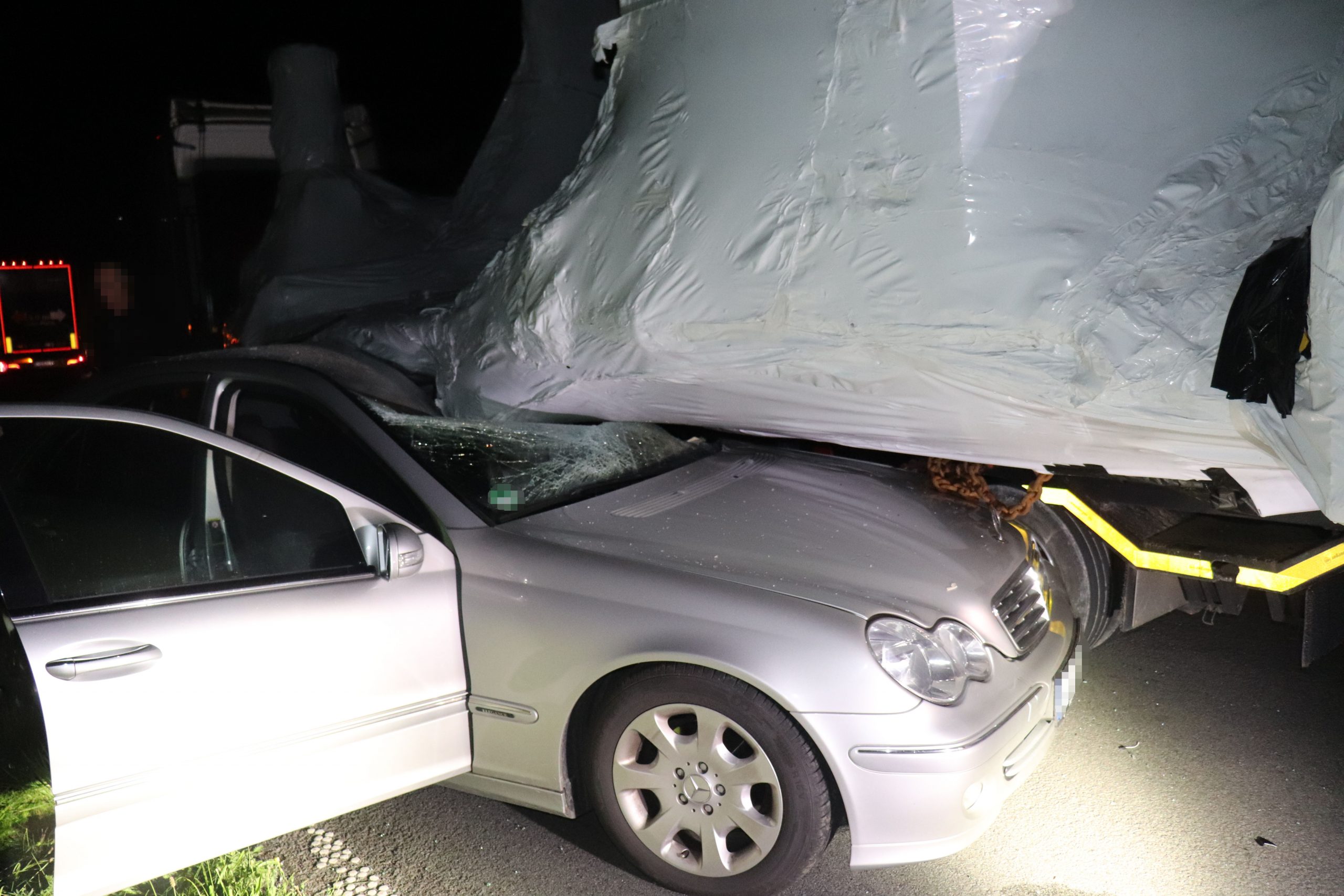 Warburg: Mercedes gegen Schwertransport 1 Schwertransport
