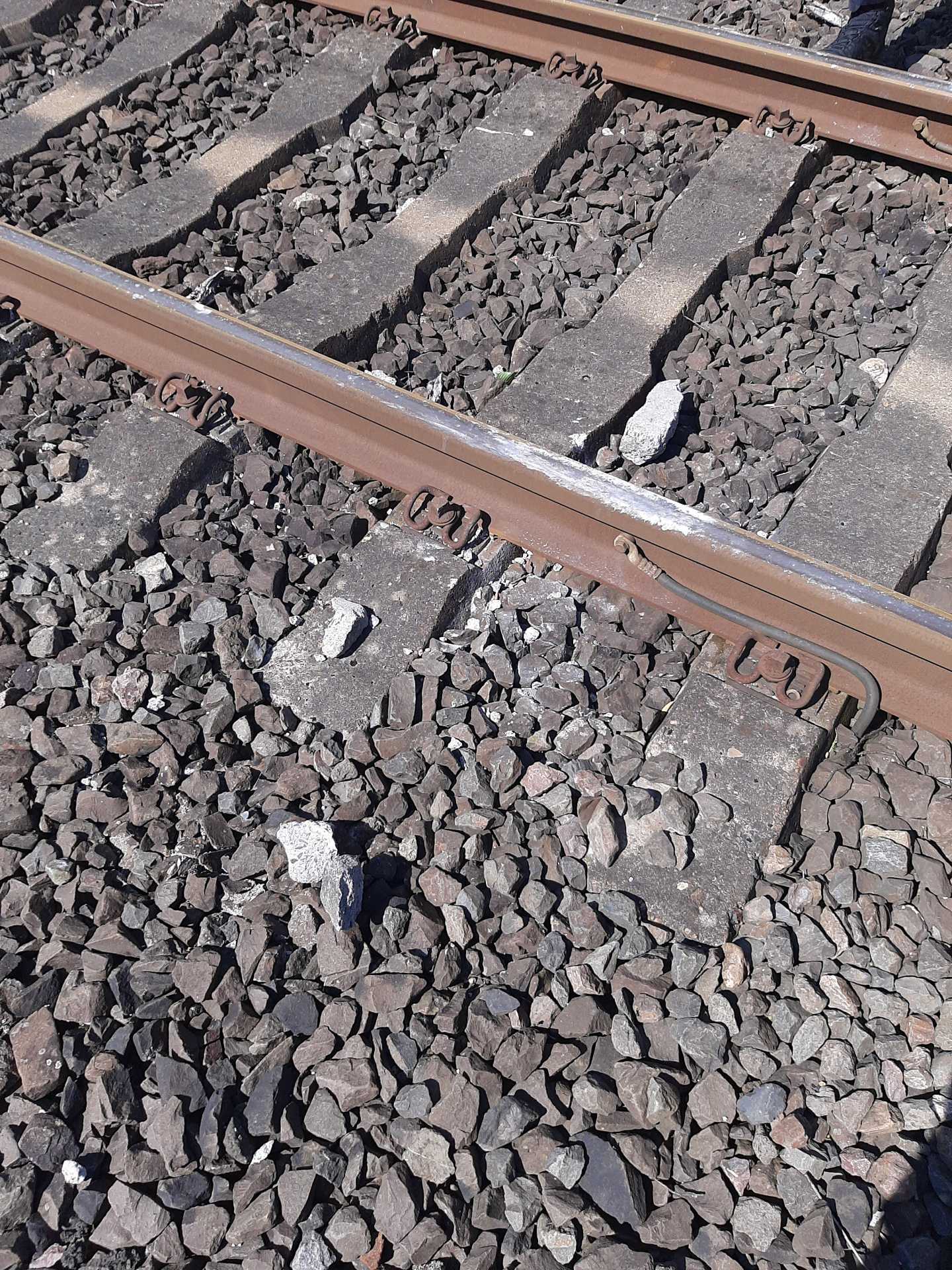 NRW: Betonsteine auf dem Bahnübergang in Eitorf Bundespolizei sucht Zeugen 1 News aus NRW