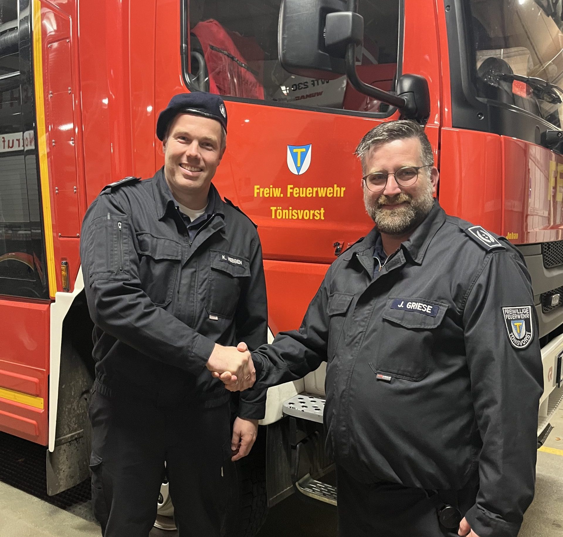 Feuerwehr Tönisvorst: Löschzugführer Kai Hebben zum Brandoberinspektor befördert 1 Beförderung Hebben durch Wehrleiter Griese, (c) Bräuning, Fw. Tönisvorst