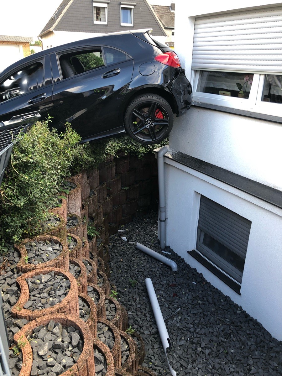 Moers: Verkehrsunfall endet vor Hauswand