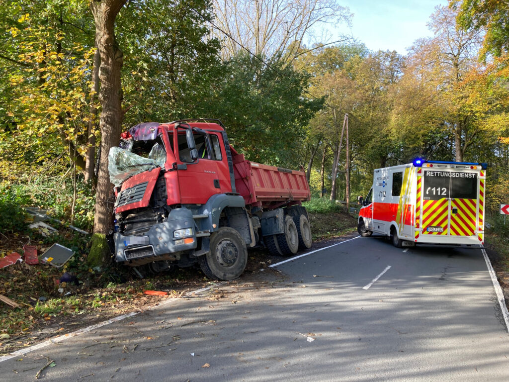 PKW schneidet Kurve, LKW weicht aus und kommt nach rechts von der Fahrbahn ab 1 Top News