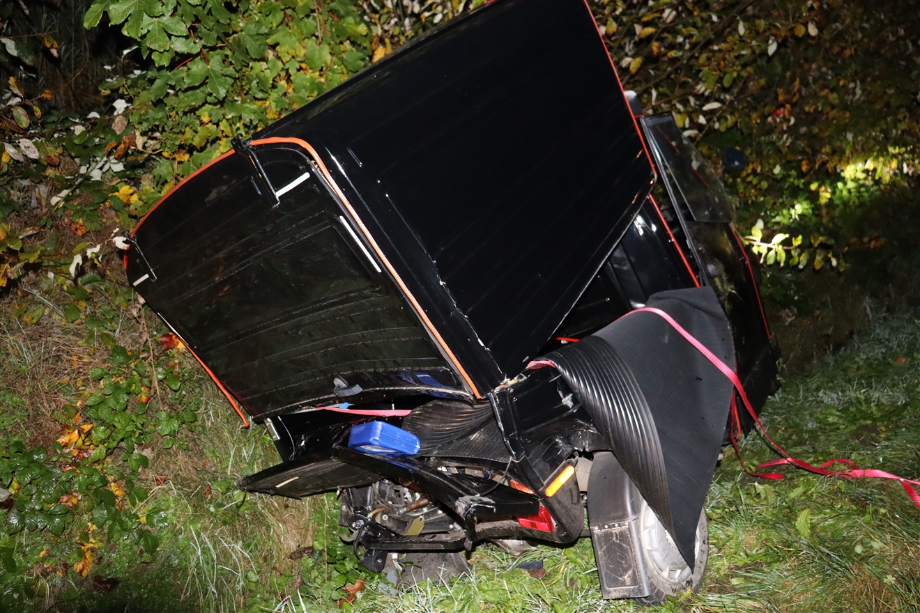 Herford: Auffahrunfall - Kastenwagen rutscht in Straßengraben 1 Ape 50