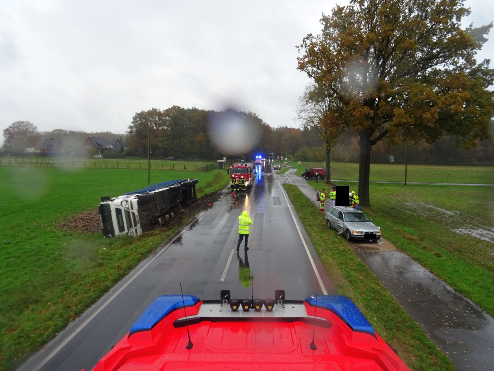 Sonsbeck: Verkehrsunfall mit drei Verletzten und umgestürztem LKW 1 Top News