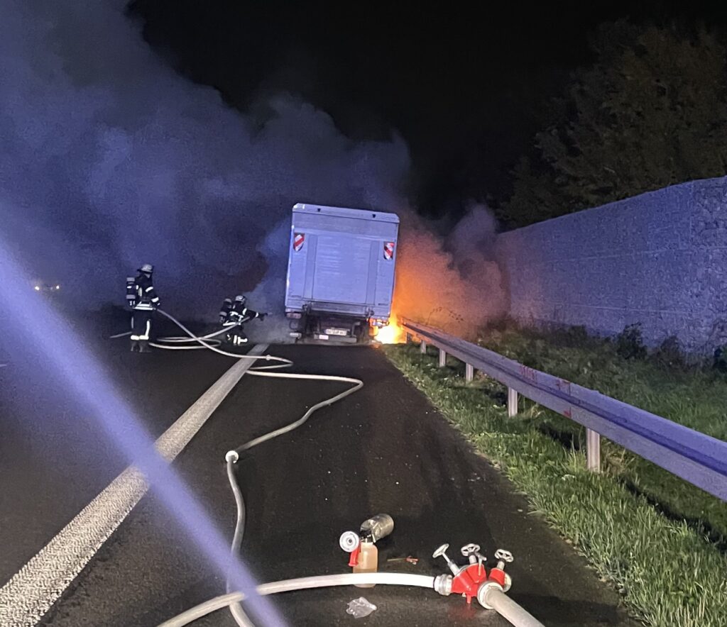 Dortmund: LKW-Anhänger brennt auf der BAB 2 1 LKW-Anhänger brennt auf der BAB 2