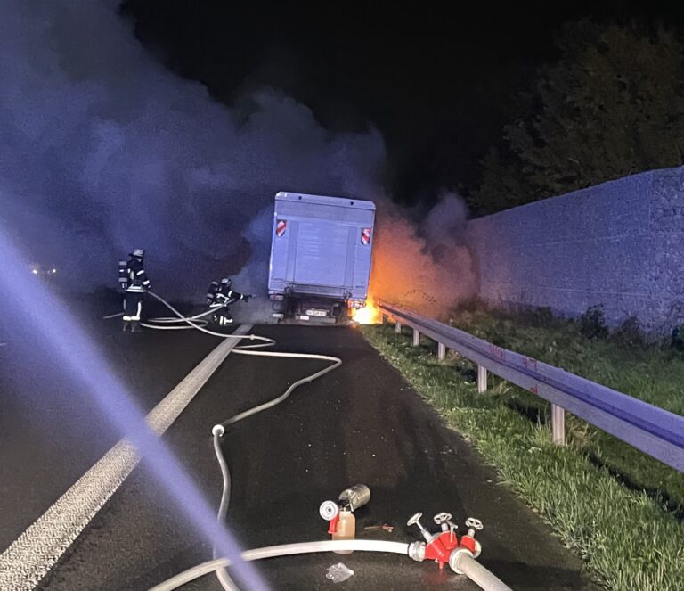 LKW-Anhänger brennt auf der BAB 2