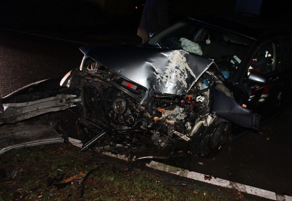 Der Audi kollidierte mit einem Baum. Foto: Polizei Minden-Lübbecke