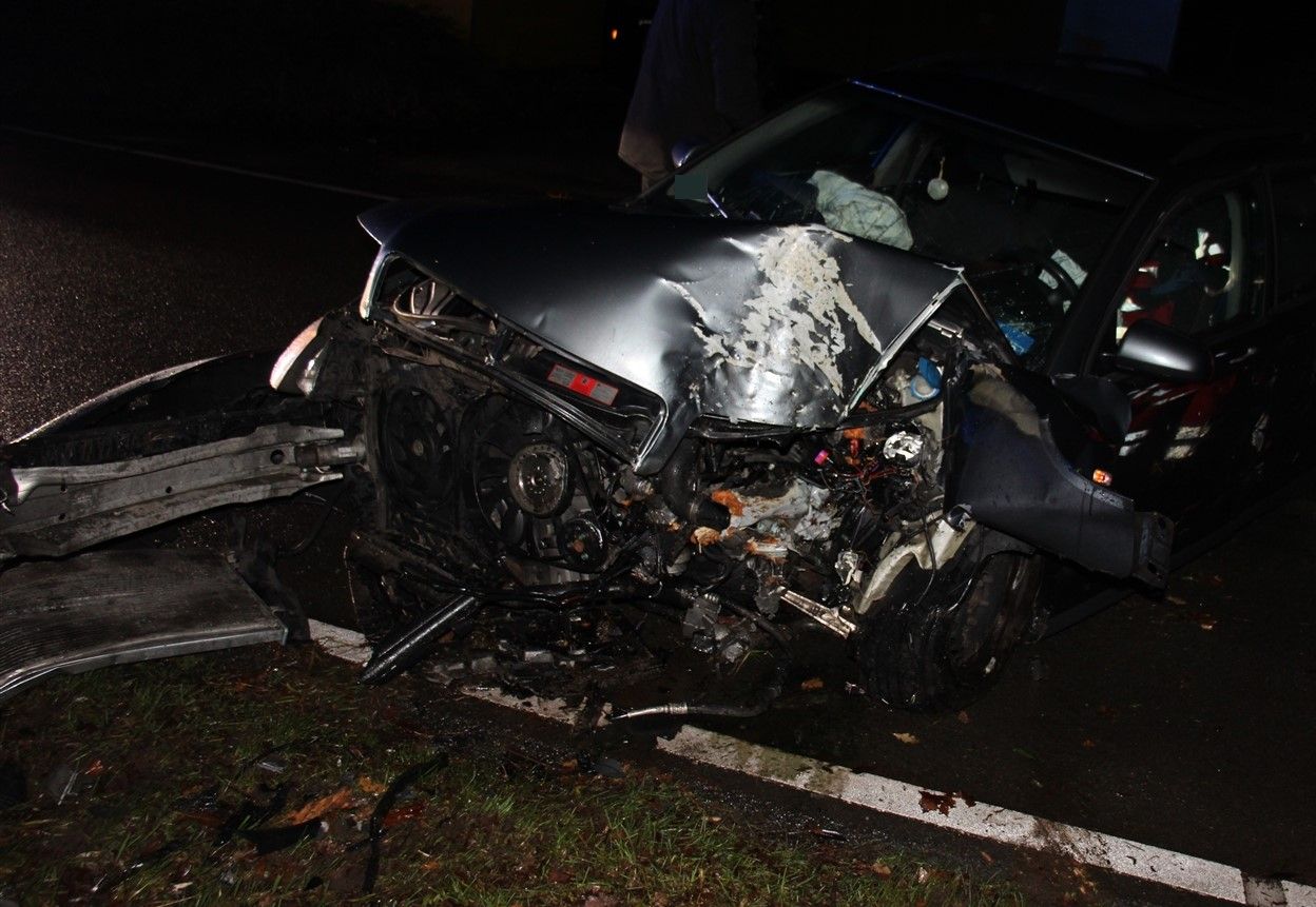 Minden-Lübbecke: Audi prallt gegen Baum: 21-Jähriger verletzt 1 Der Audi kollidierte mit einem Baum. Foto: Polizei Minden-Lübbecke