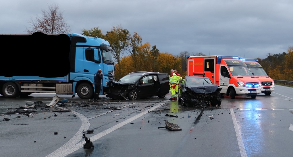 Höxter: Unfall auf der B64 mit drei Fahrzeugen