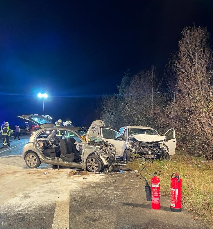 Drei Schwerverletzte bei Unfall auf B477 bei Bergheim 24.11.2023 Fotos Feuerwehr Bergheim