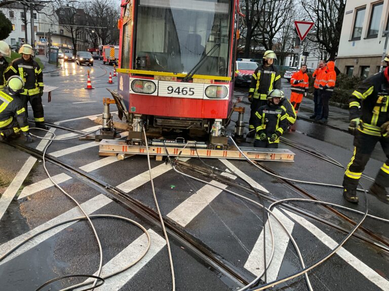 Die entgleiste Bahn wird in das Gleisbett gehoben.