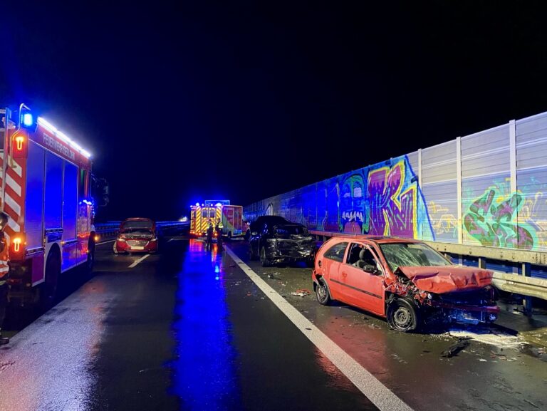Verkehrsunfall mit 5 Verletzten auf der Autobahn
