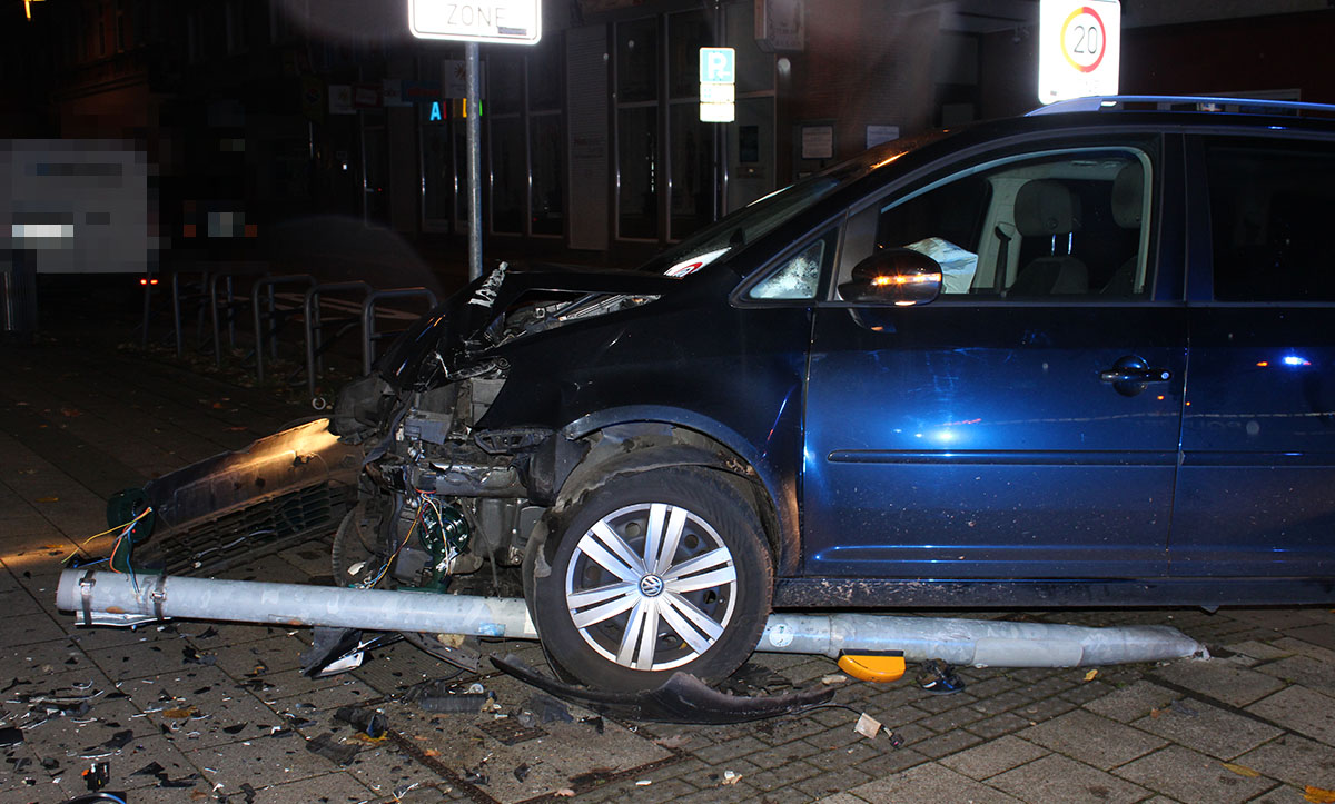 Gelsenkirchen: Autofahrer flüchtet vor Polizei und fährt gegen Ampelmast 1 Top News