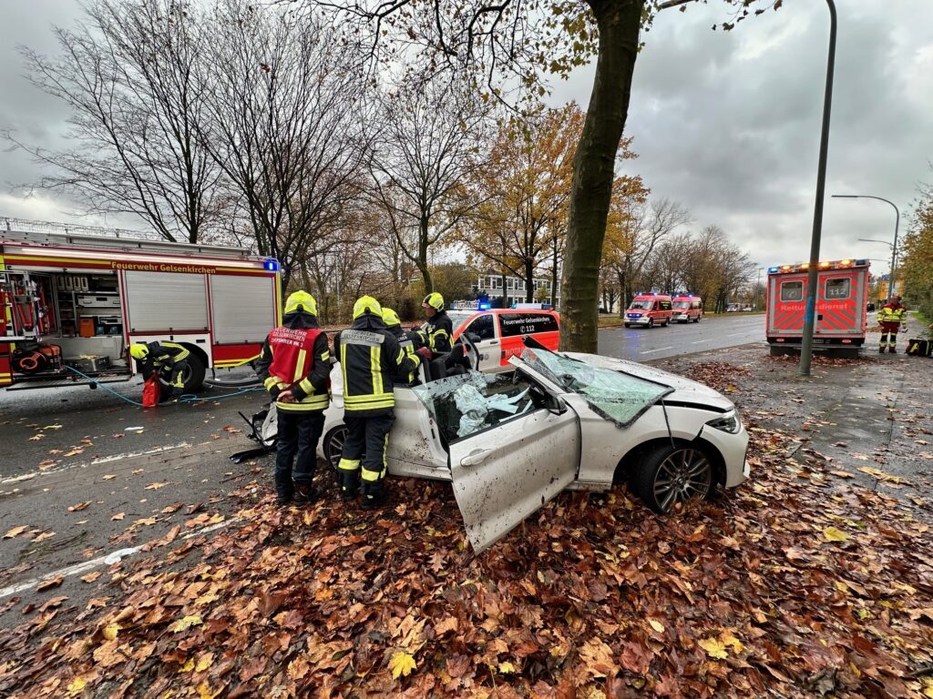 Auf der Grothusstraße in Heßler ereignete sich am heutigen Sonntagmorgen gegen 10:50 Uhr ein schwerer Verkehrsunfall. Eine Person wurde verletzt, als ein Fahrzeug zwischen Roßkamp und Uferstraße gegen einen Baum prallte. Die Gründe für den Unfall sind derzeit noch unbekannt.