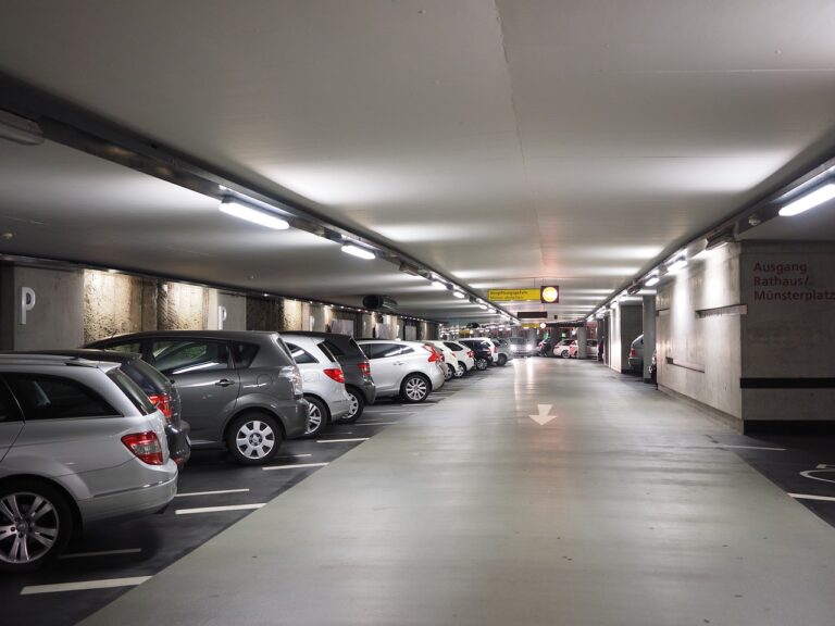 Märkischer Kreis: Autoaufbrüche in Parkhaus