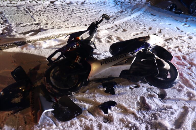 Kirchlengern: Rollerfahrer prallt in geparkten Pkw
