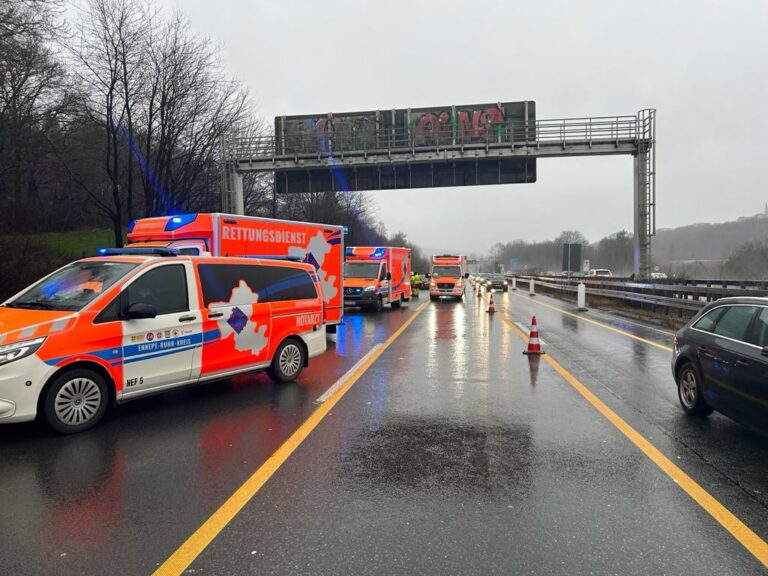 Einsatzstelle auf der Autobahn A1, Rettungsmittelhalteplatz