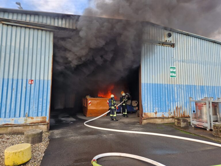 Mülheim an der Ruhr: Brand in Lagerhalle