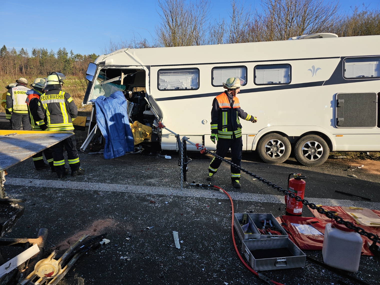 Königswinter: 5 Verletzte bei schwerem Verkehrsunfall am Stauende auf A3 1 Mit Ketten wurden Teile des Wohnmobils auseinander gezogen