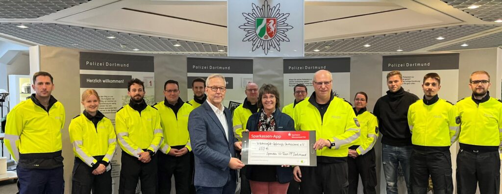 Dortmunder Polizei spendet Geld an Verkehrsunfall-Opferhilfe