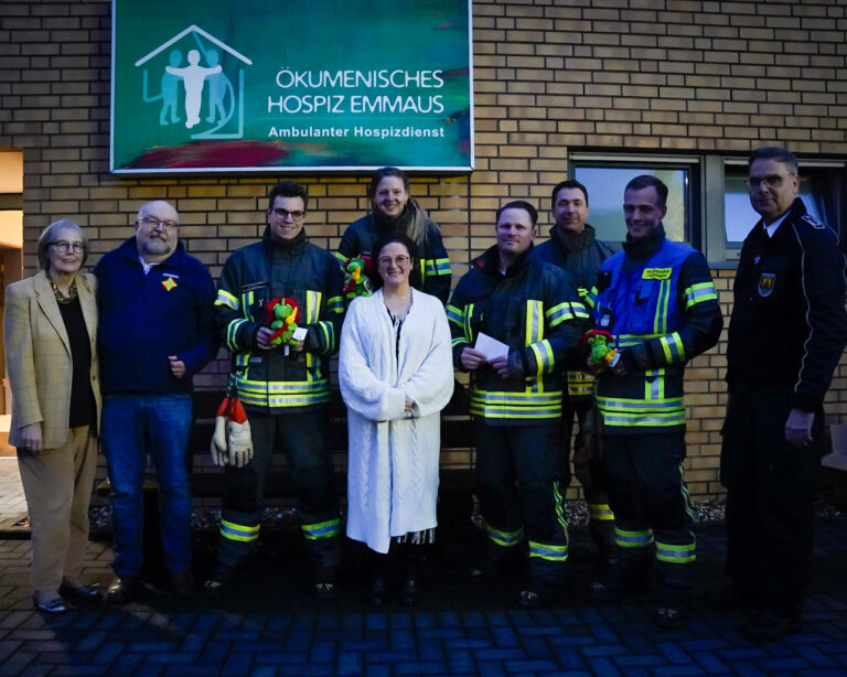 Feuerwehr und Rettungsdienst spenden für Kinderhospiz Emmaus e.V.