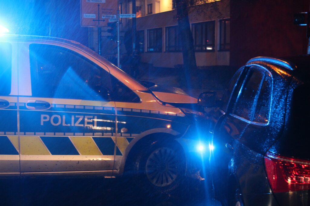 Der Streifenwagen prallte in die Seite des Audi.