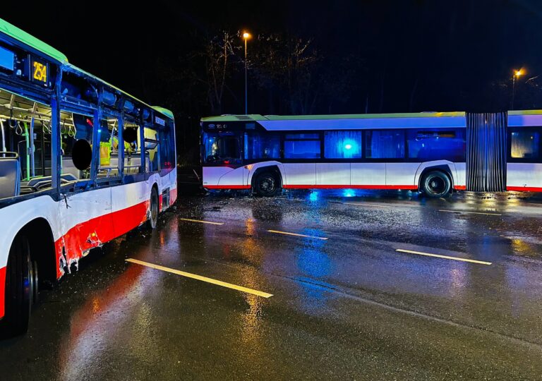 Gladbeck: Busse kollidieren im Kreuzungsbereich, mehrere verletzte Personen