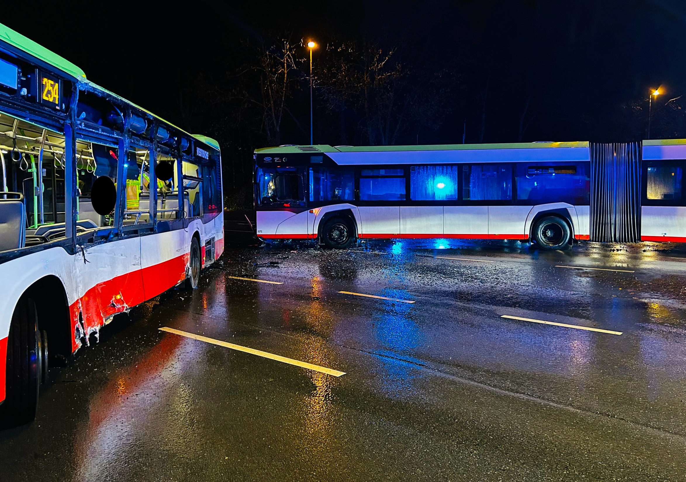 Gladbeck: Busse kollidieren im Kreuzungsbereich, mehrere verletzte Personen 1 Gladbeck: Busse kollidieren im Kreuzungsbereich, mehrere verletzte Personen