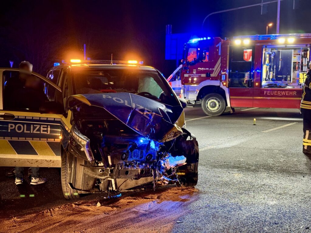Verkehrsunfall zwischen Polizeifahrzeug und Linienbus