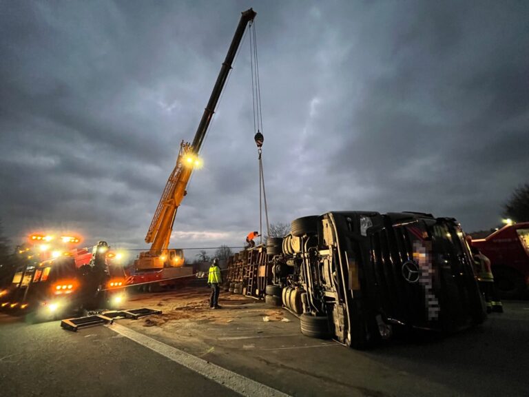 Bielefeld: Lkw kippt auf der A2 um