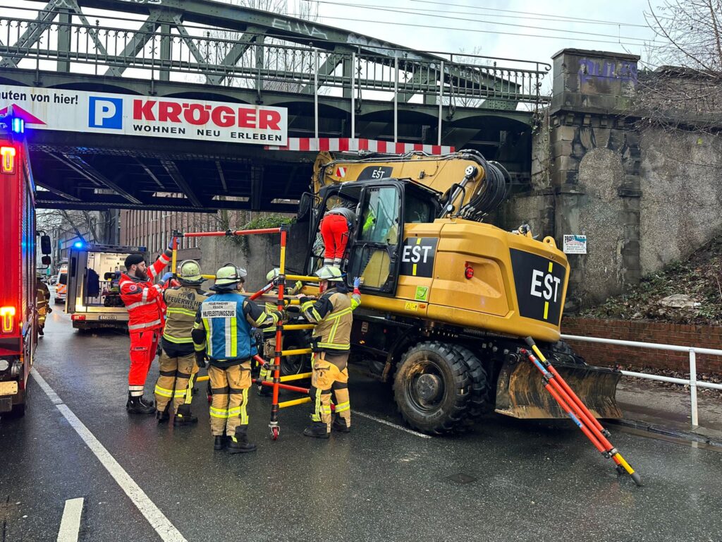 Essen: Bagger kollidiert mit Brücke