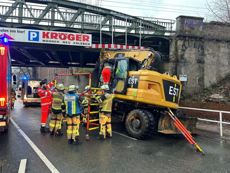 Essen: Bagger kollidiert mit Brücke