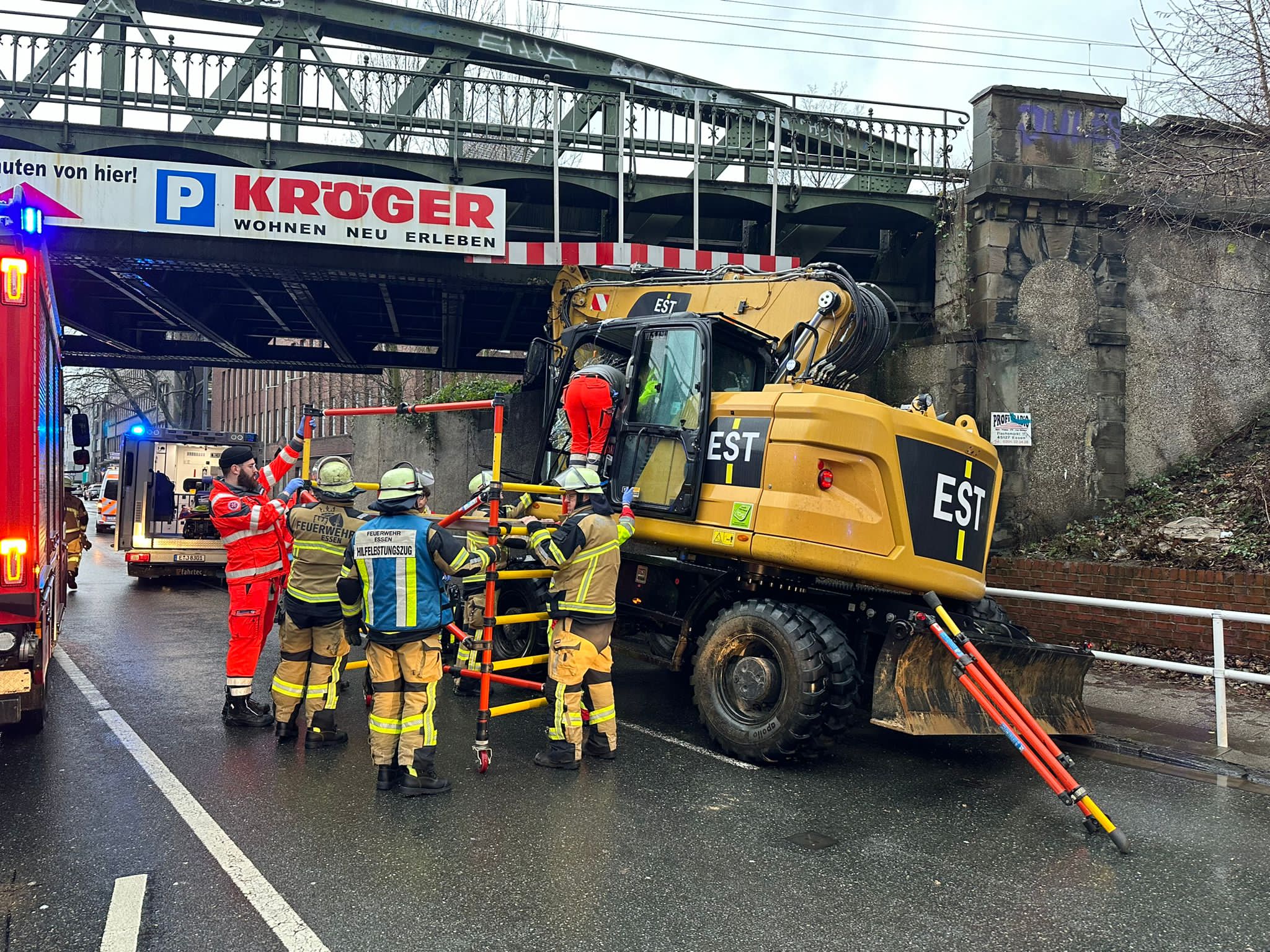Essen: Bagger kollidiert mit Brücke 1 Essen: Bagger kollidiert mit Brücke