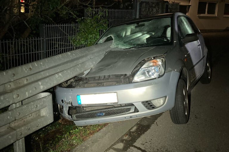 Waldbröl: Leitplanke durchbohrt Auto