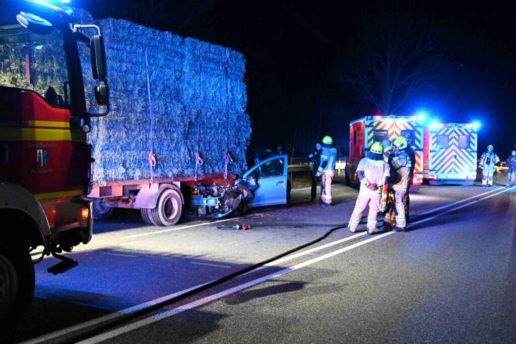 Pulheim - Auffahrunfall eines PKW mit Heuanhänger