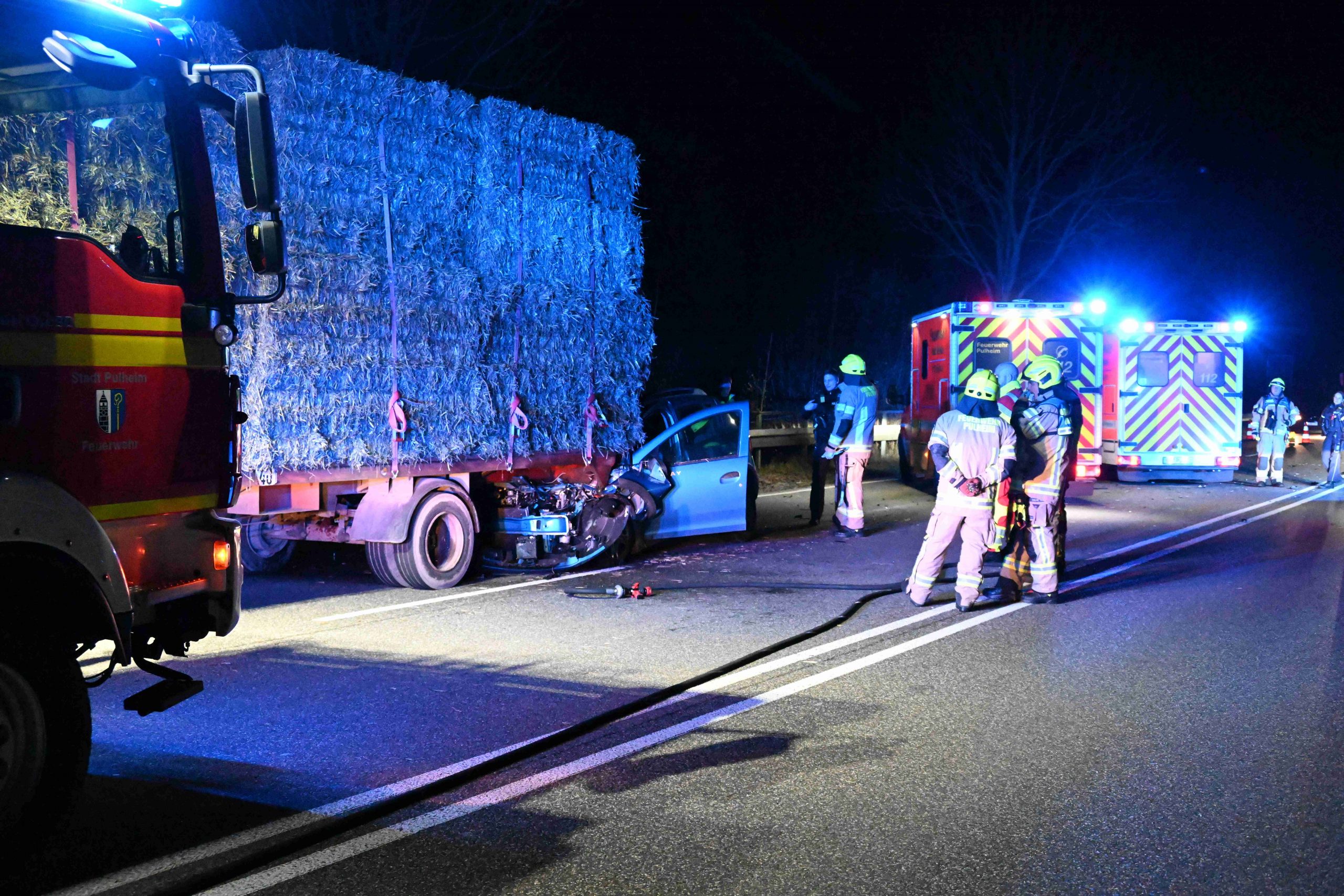 Pulheim: Auffahrunfall eines PKW mit Heuanhänger 1 Pulheim - Auffahrunfall eines PKW mit Heuanhänger