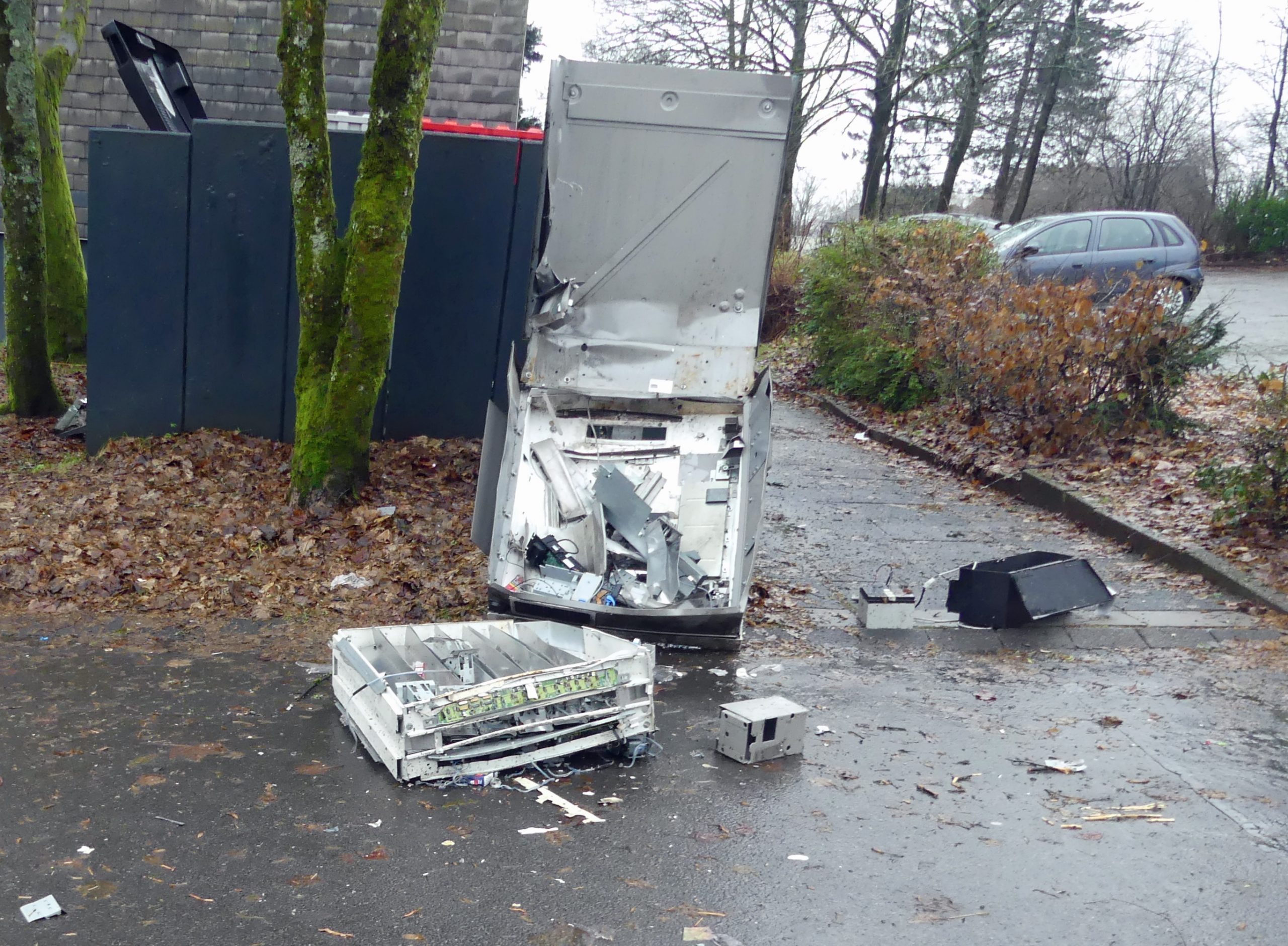 Vandalismus-Attacke auf Fahrkarten- und Zigarettenautomaten und weitere Angriffe auf Geldautomaten: Was kommt als Nächstes? 1 Aufgesprengter Zigarettenautomat
