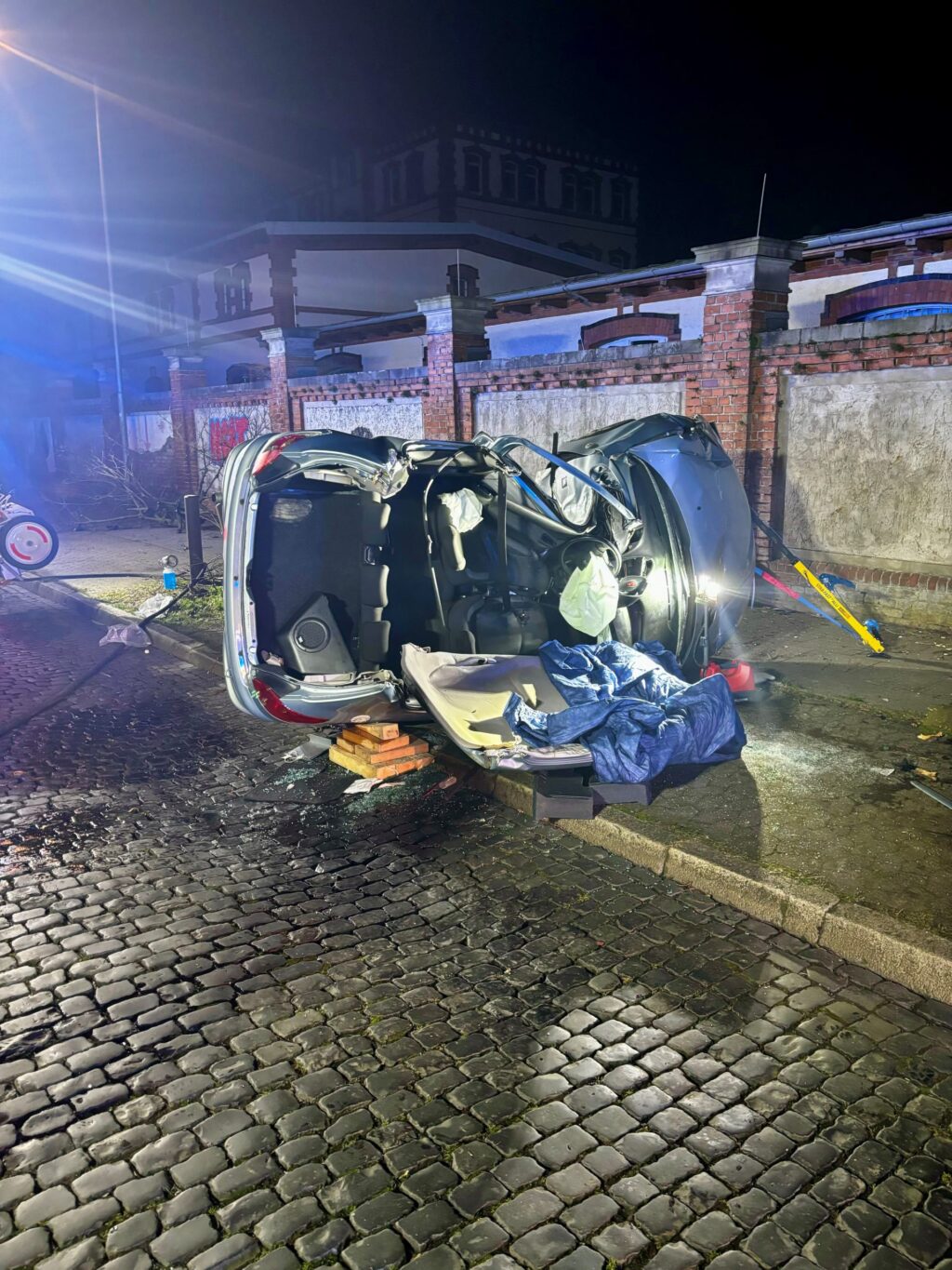 Minden: PKW entwurzelt Baum in Mindener Innenstadt