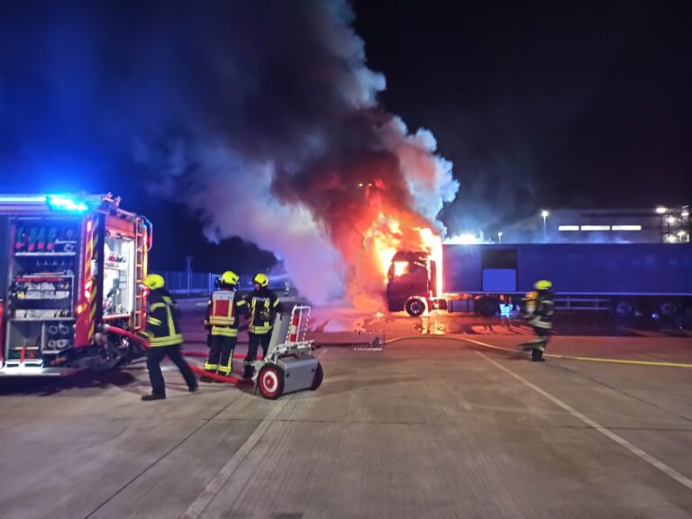 Oberhausen: Lkw-Brand auf Logistikparkplatz