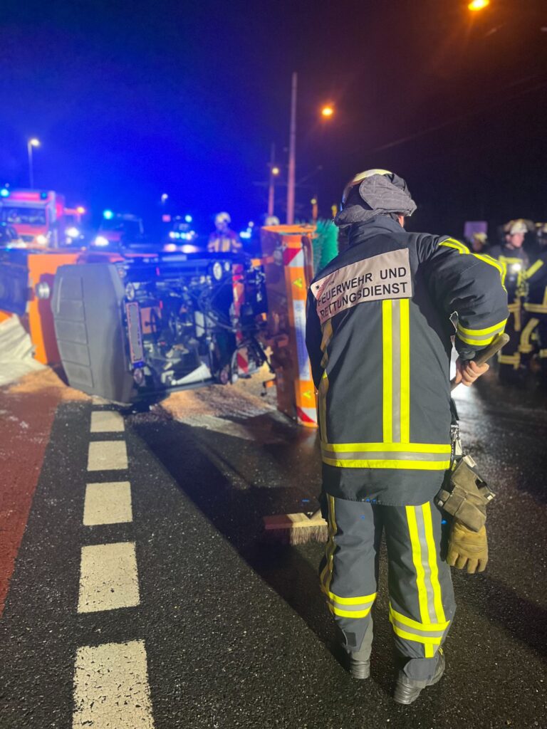 Umgekipptes Streufahrzeug