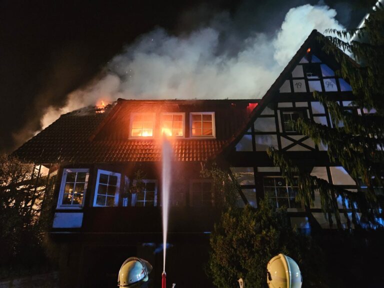 Großfeuer in der Nähe des Lügder Gerätehauses - 2 Menschen gerettet!