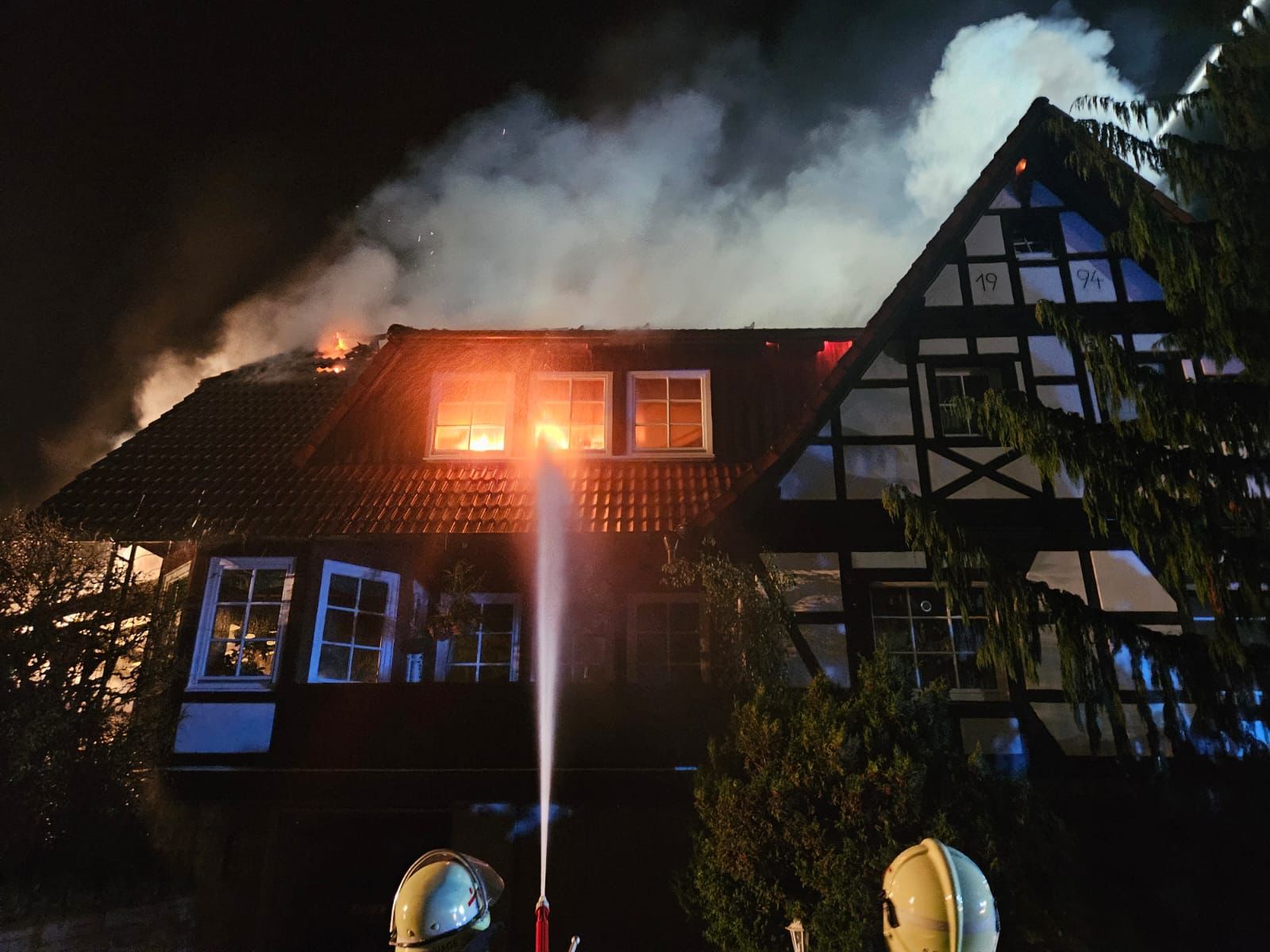 Großfeuer in Lügde 1 Großfeuer in der Nähe des Lügder Gerätehauses - 2 Menschen gerettet!