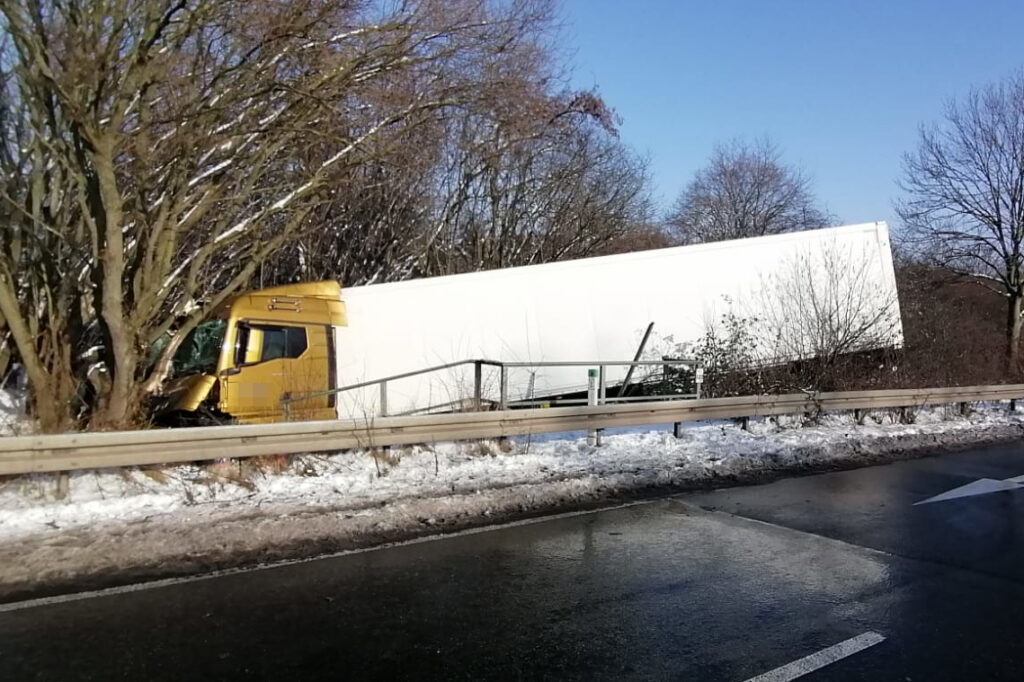 Pulheim: Lkw-Unfall auf der B59