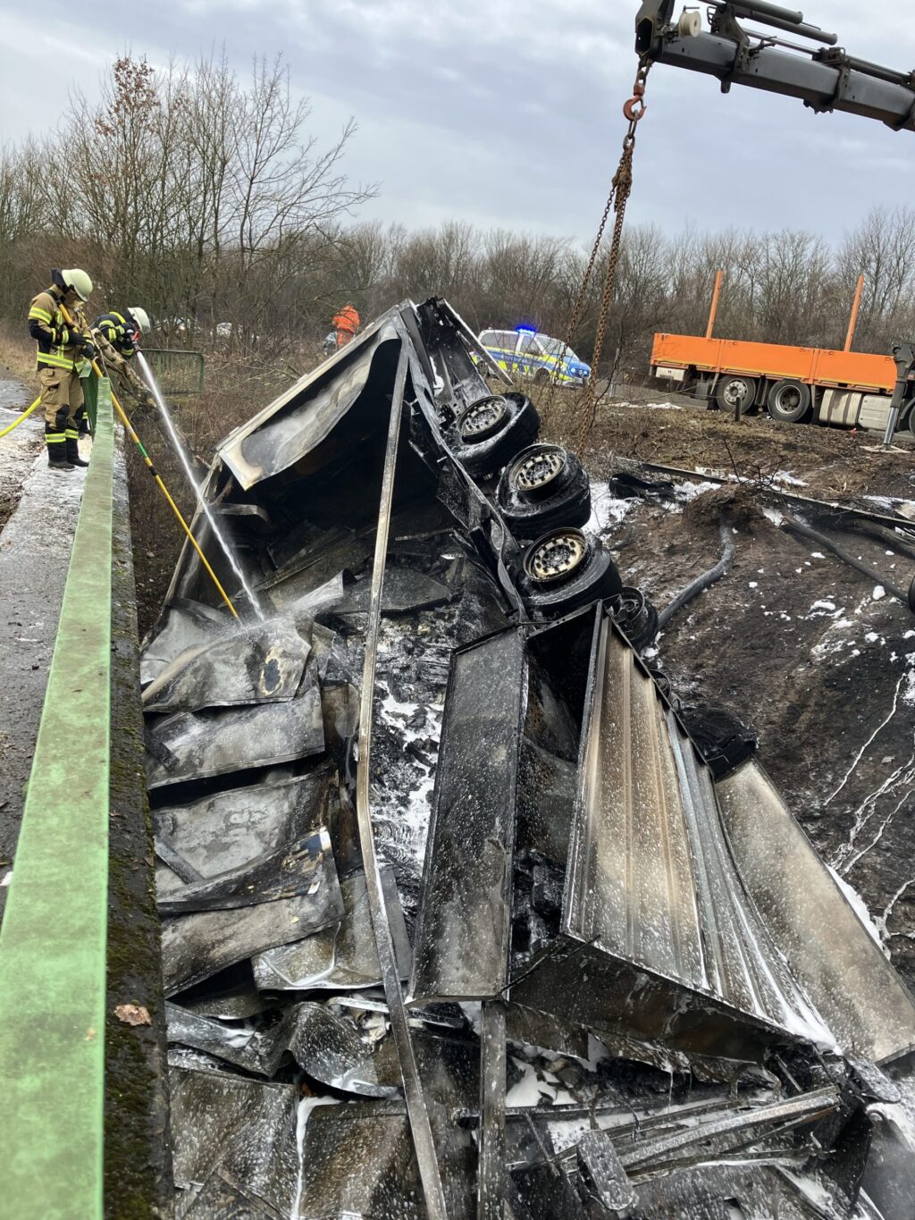 Haan: Sattelzug stürzt Böschung hinunter und brennt auf A46 vollständig aus