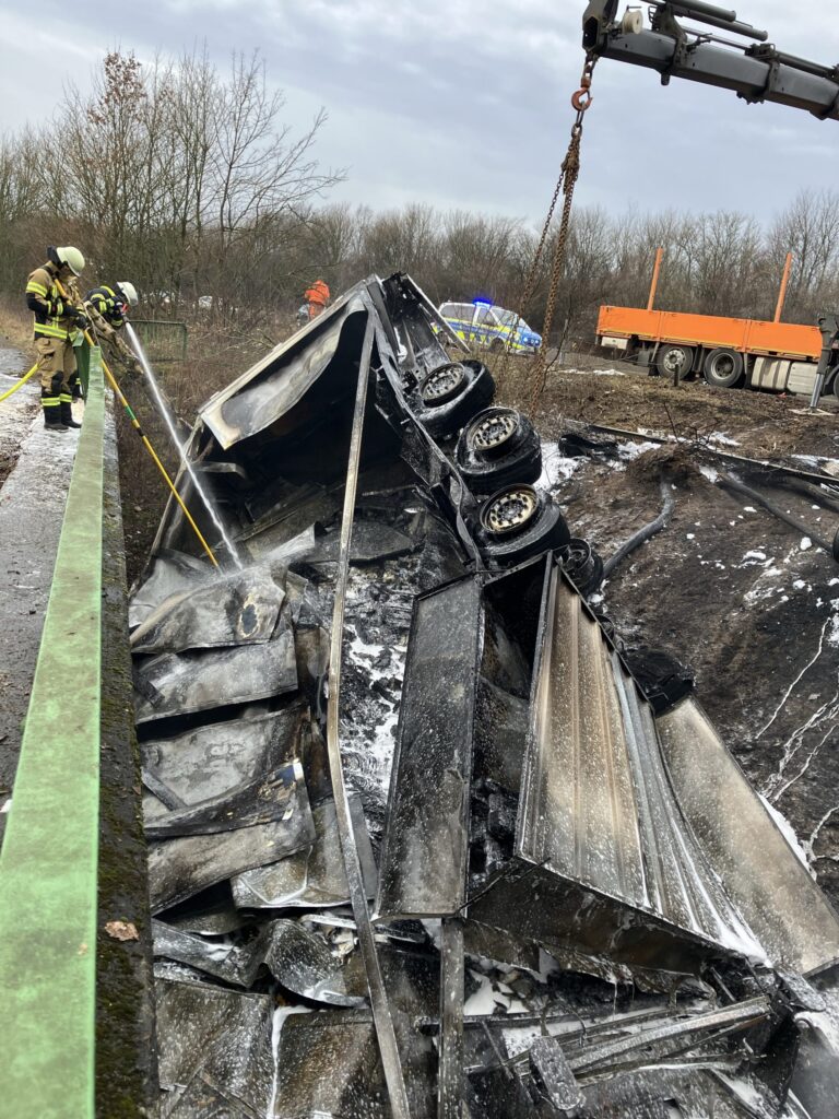Haan: Sattelzug stürzt Böschung hinunter und brennt auf A46 vollständig aus