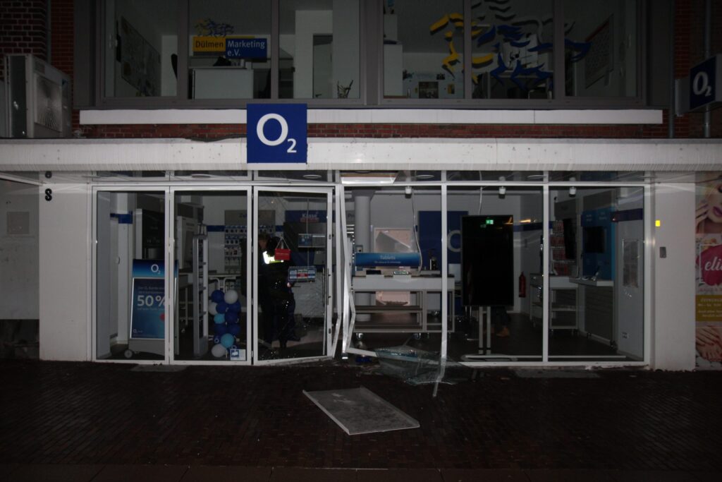 Dülmen: Auto fährt in O2 Shop
