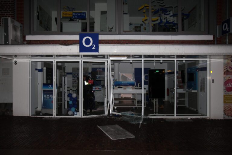 Dülmen: Auto fährt in O2 Shop