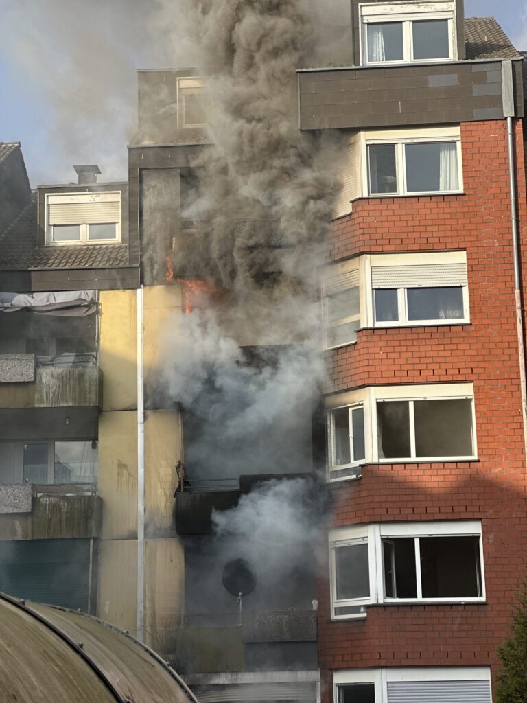 Feuer im Mehrfamilienhaus