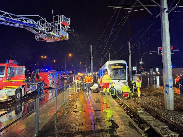 Gelsenkirchen: Person unter Straßenbahn eingeklemmt